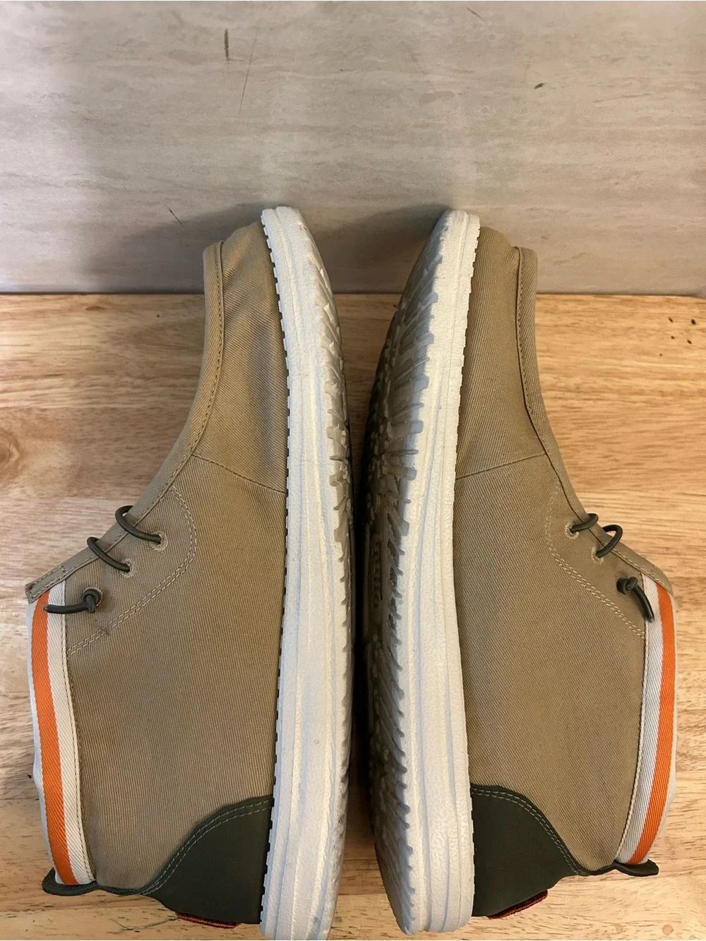 HEYDUDE Men's Wally Mid Stars N Skulls (Tan).